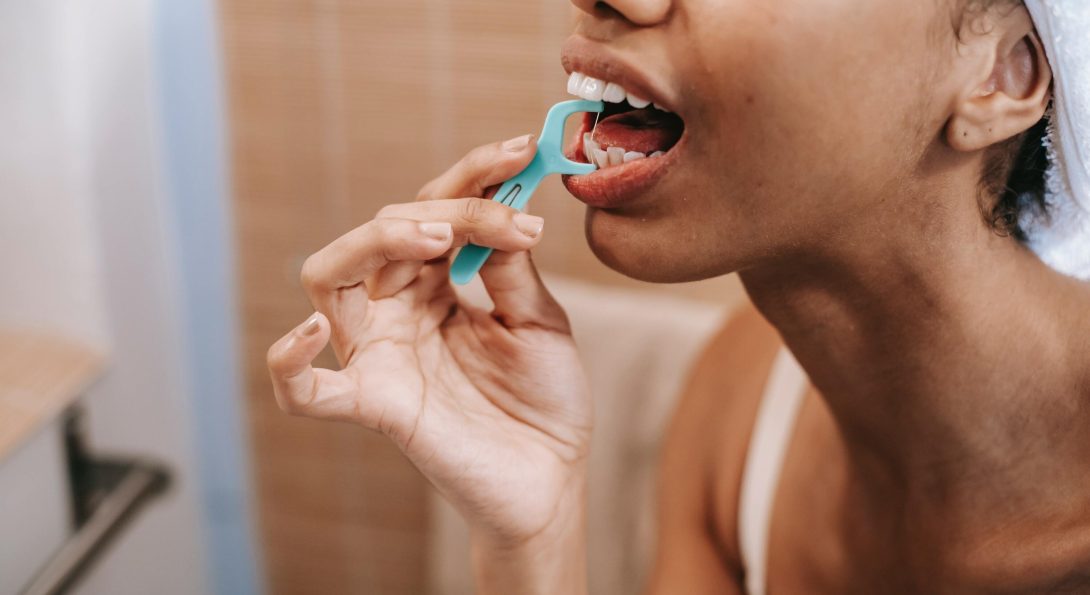 Skygge rester Til fods Importance of Flossing | College of Dentistry | University of Illinois  Chicago